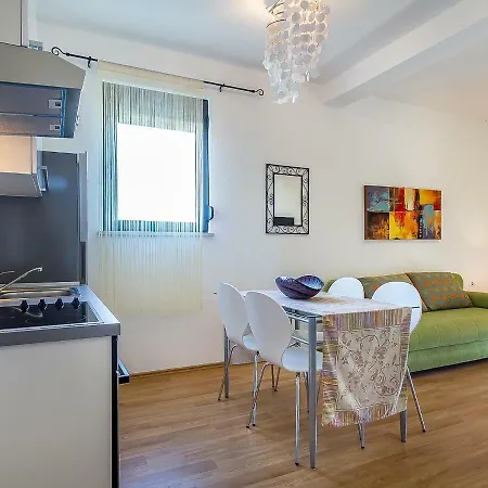 Apartment Black And White * Valbandon